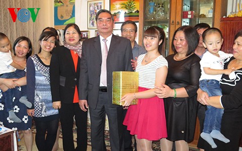 Le Hong Anh rencontre la diaspora vietnamienne en Azerbaijan - ảnh 1